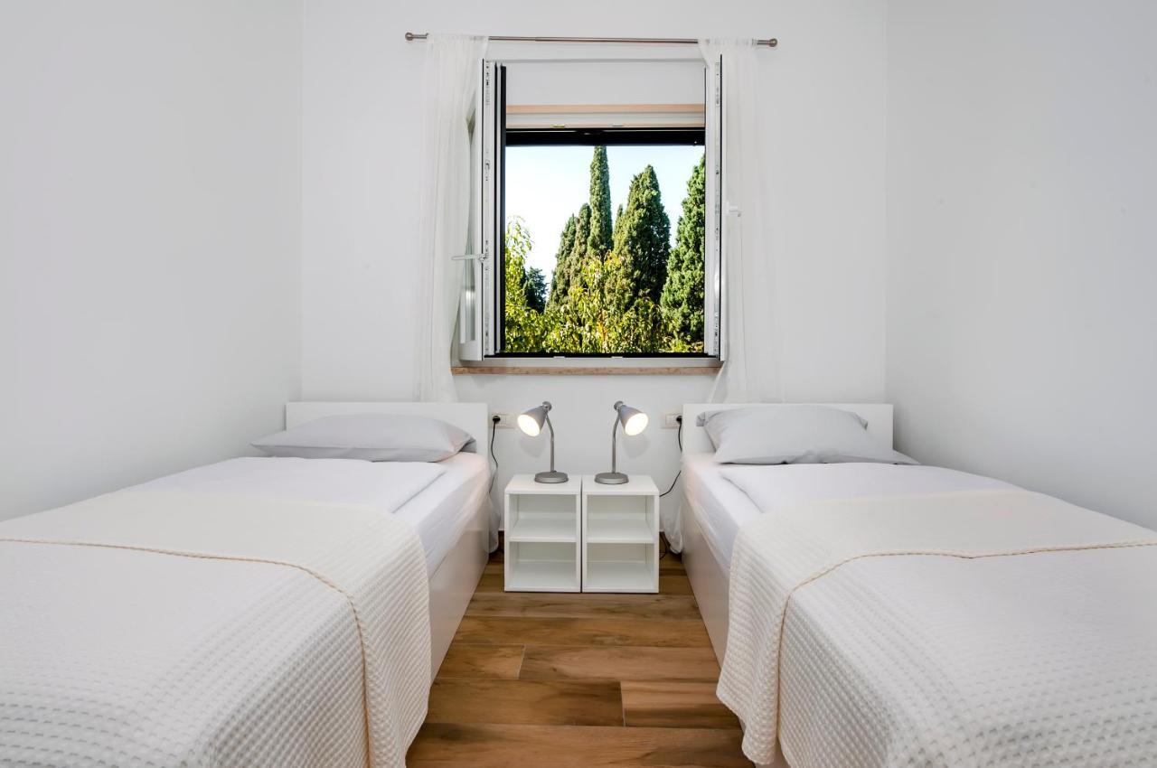 Apartmani Brajkovic โรวีน ภายนอก รูปภาพ