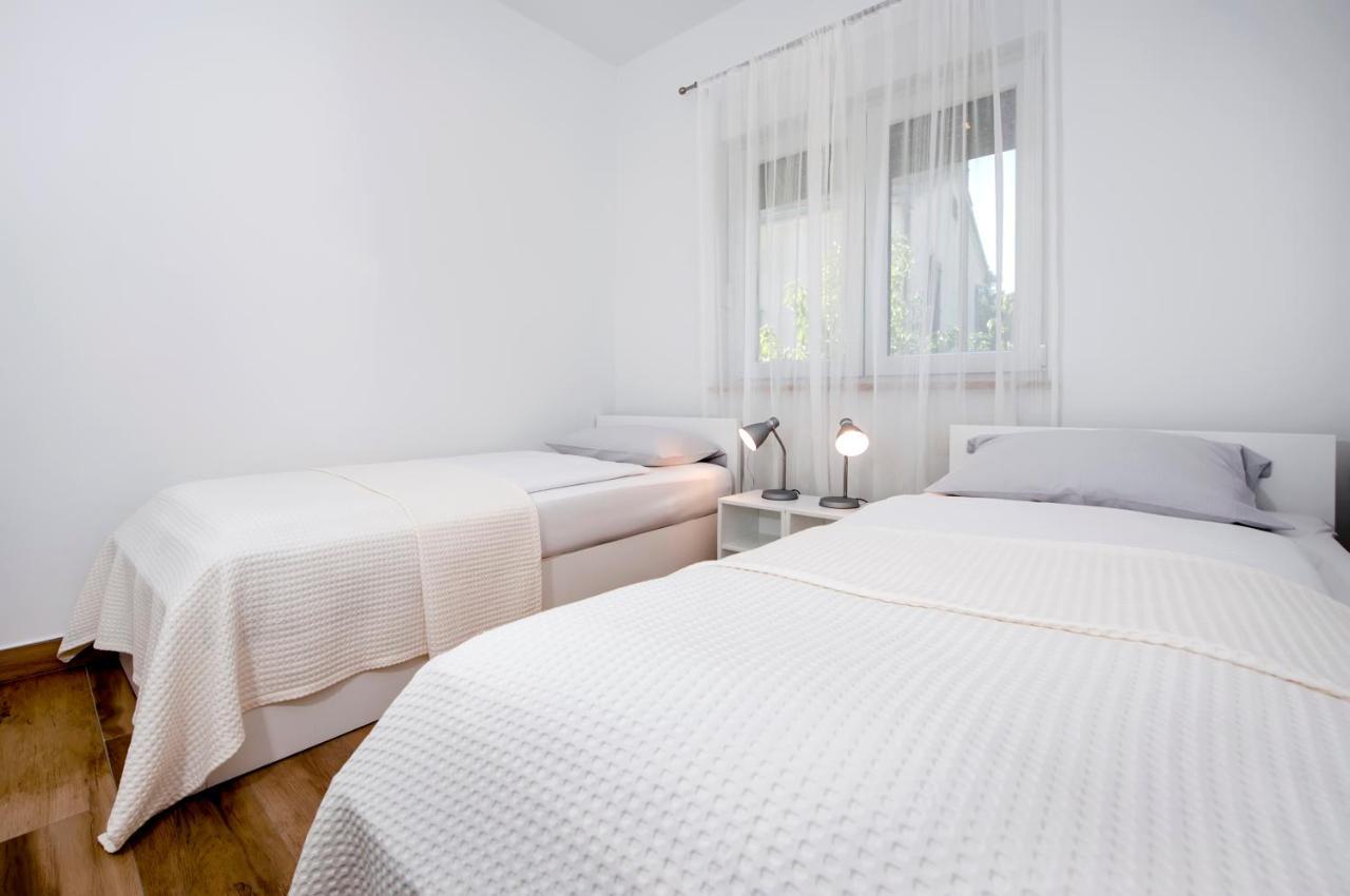 Apartmani Brajkovic โรวีน ภายนอก รูปภาพ